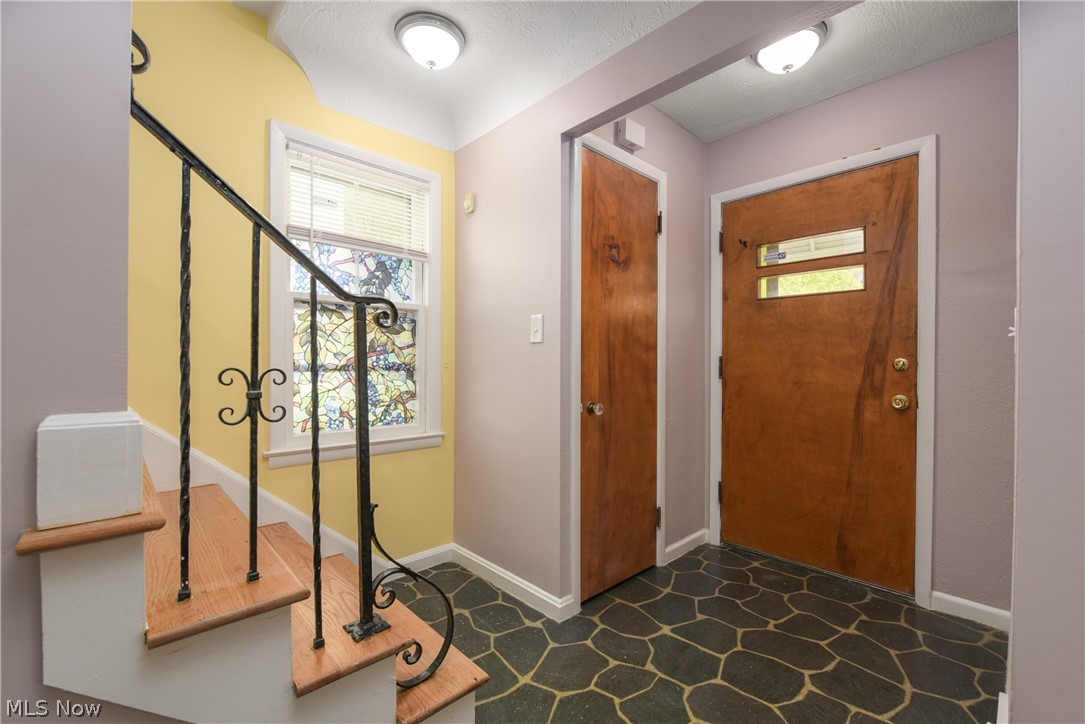 3921 Delmore Road Cleveland Heights, OH 44121 - Photo 3 of 35