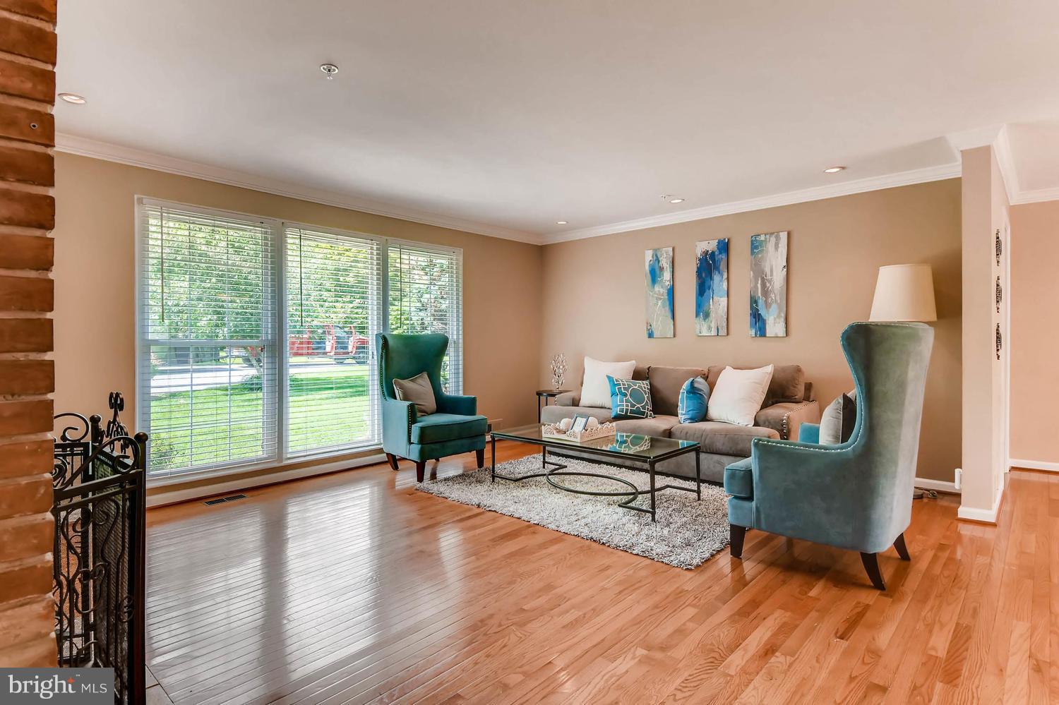 9109 Field Road Pikesville, MD 21208 - Photo 4 of 28 Living Room