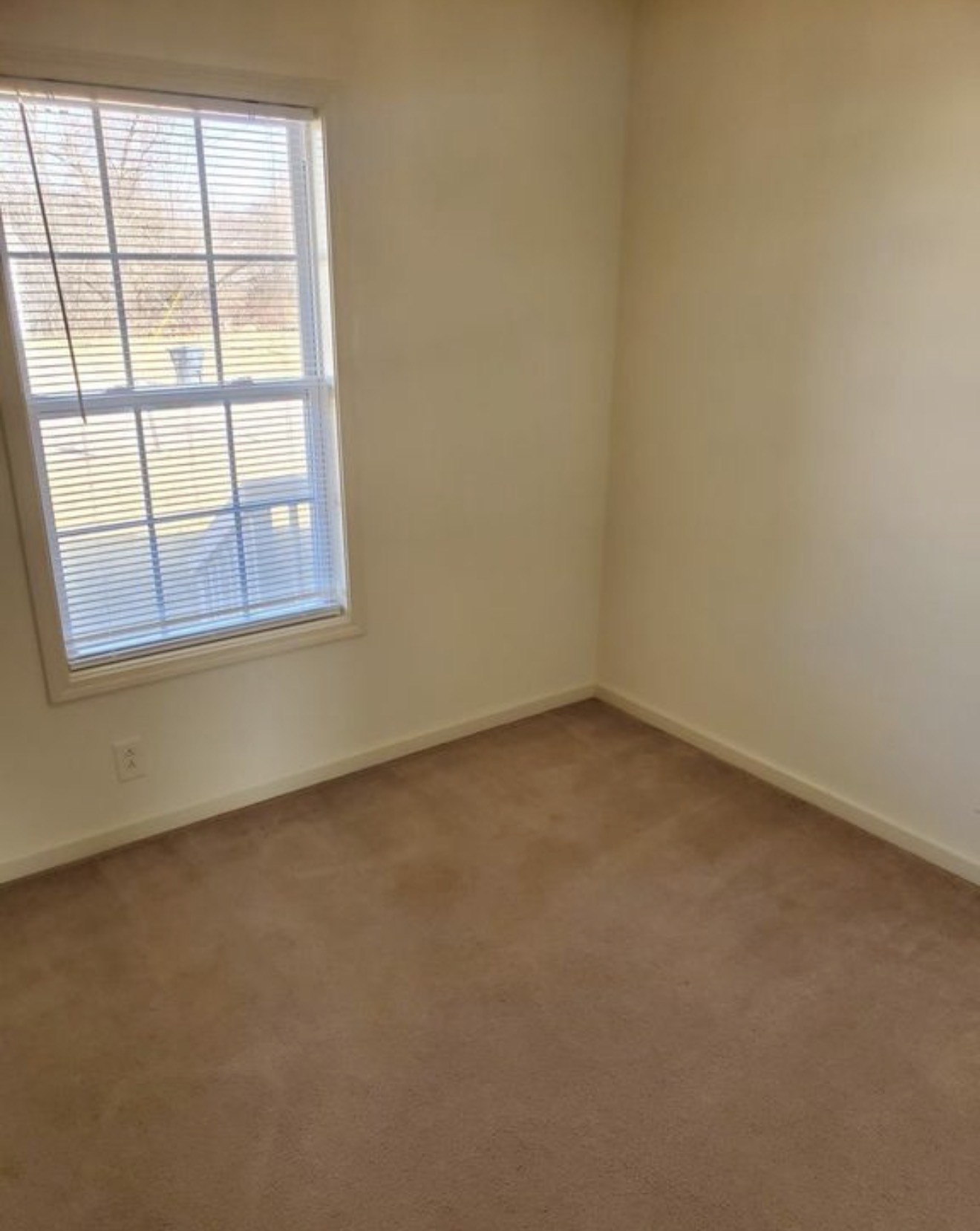 209 Ruf Drive Oak Grove, KY 42262 - Photo 4 of 7 an empty room with a window