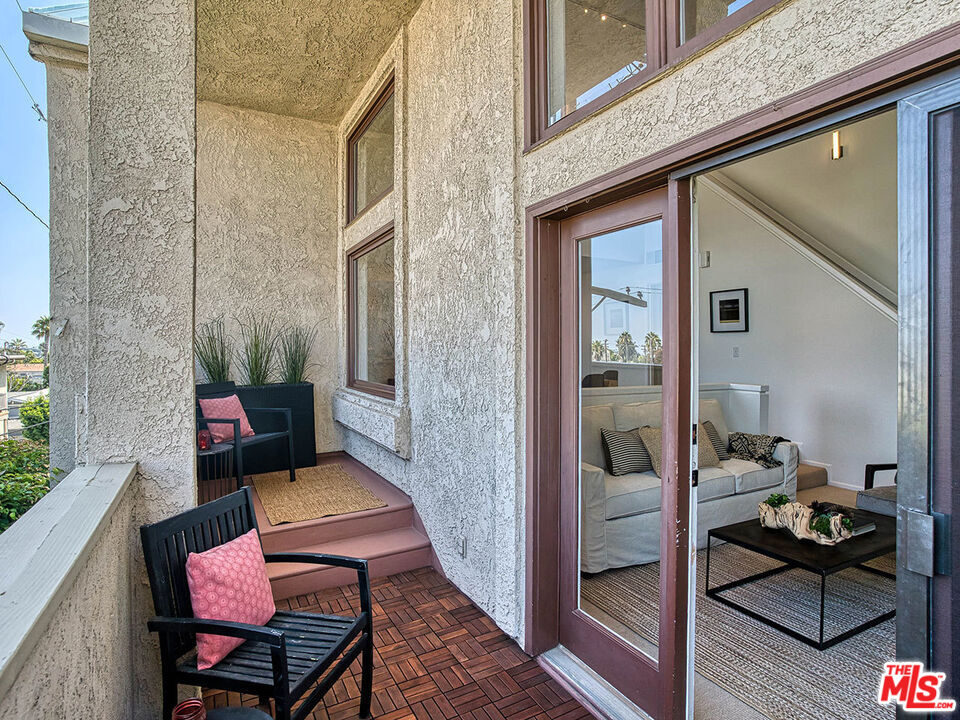 1133 9th Street, Unit 304 Santa Monica, CA 90403 - Photo 8 of 25 a view of living room and front door