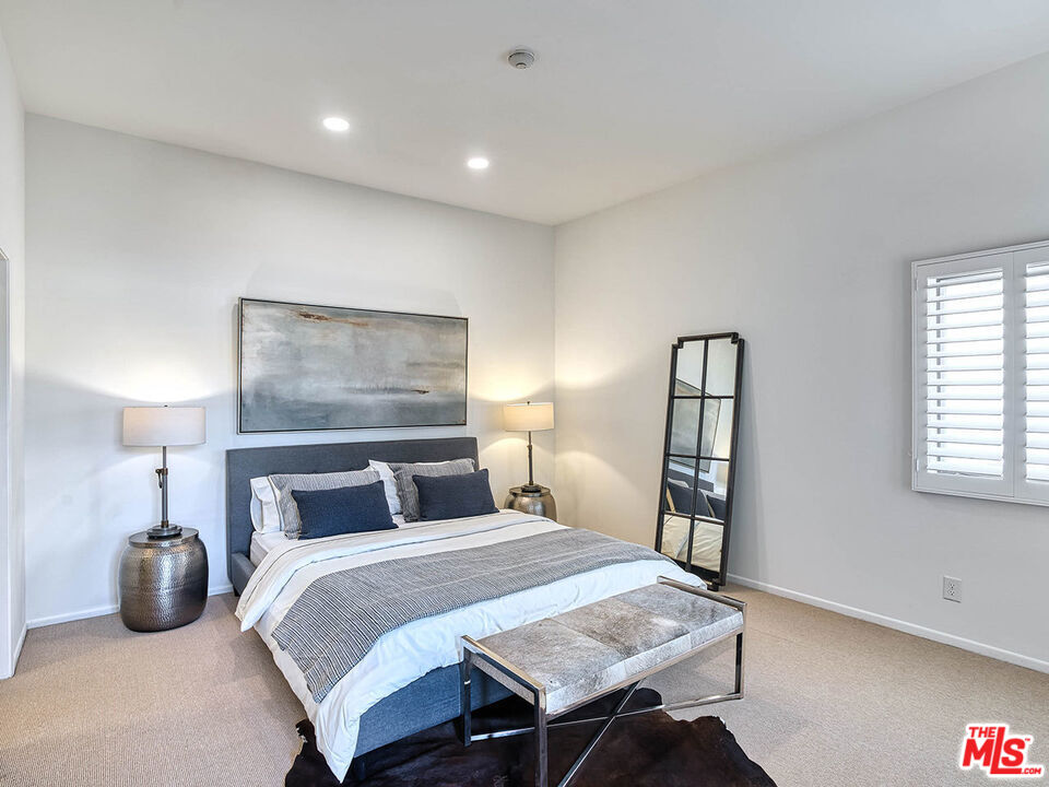 1133 9th Street, Unit 304 Santa Monica, CA 90403 - Photo 9 of 25 a bedroom with a bed and a lamp