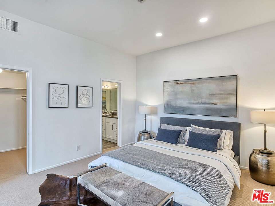 1133 9th Street, Unit 304 Santa Monica, CA 90403 - Photo 10 of 25 a bedroom with a bed and a painting on the wall