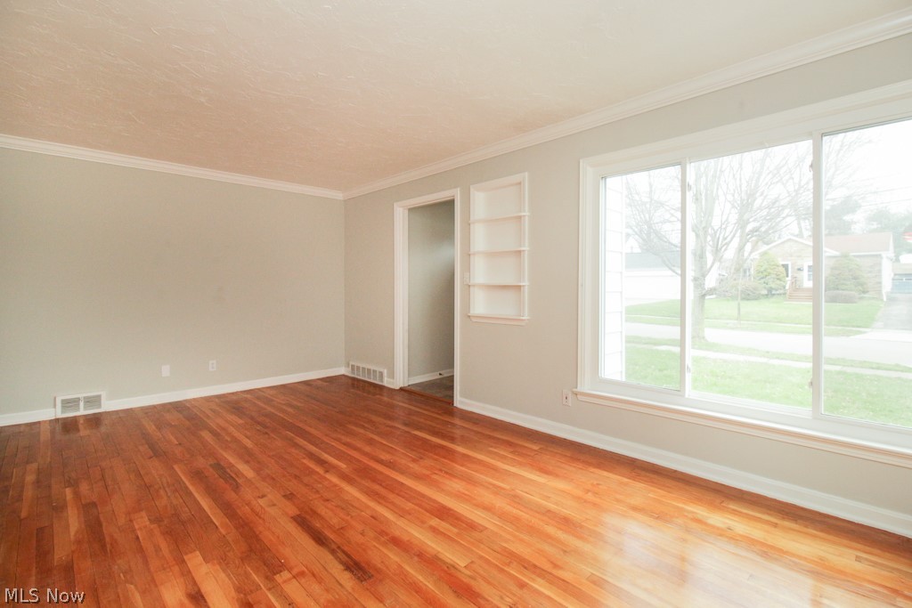 1096 Gordon Road Lyndhurst, OH 44124 - Photo 9 of 35