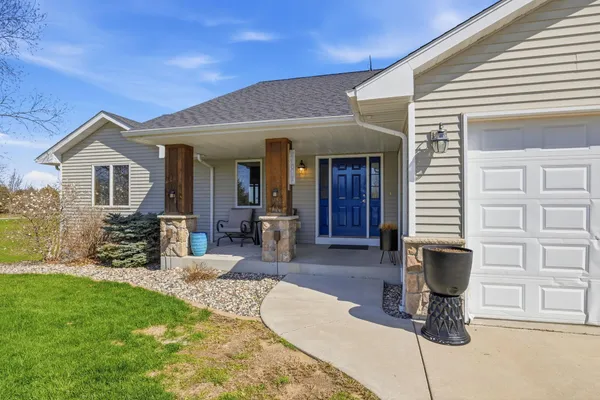 $599,000 | 17008 236th Circle, Hutchinson, MN 55350