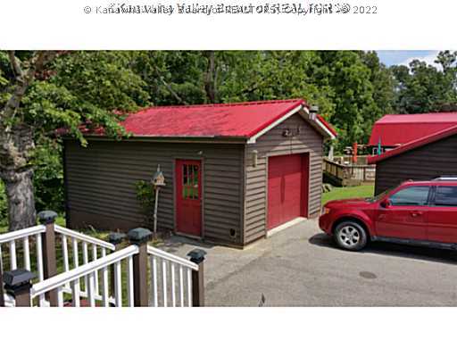 104 Country Road Charleston, WV 25313 - Photo 6 of 14 Garage.