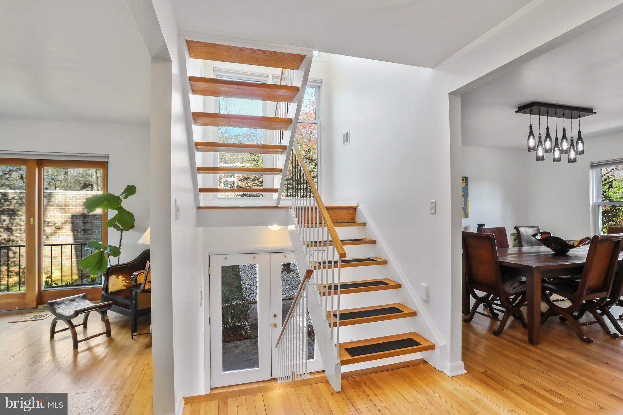 1634 Wainwright Drive Reston, VA 20190 - Photo 4 of 62 Lots of sunlight