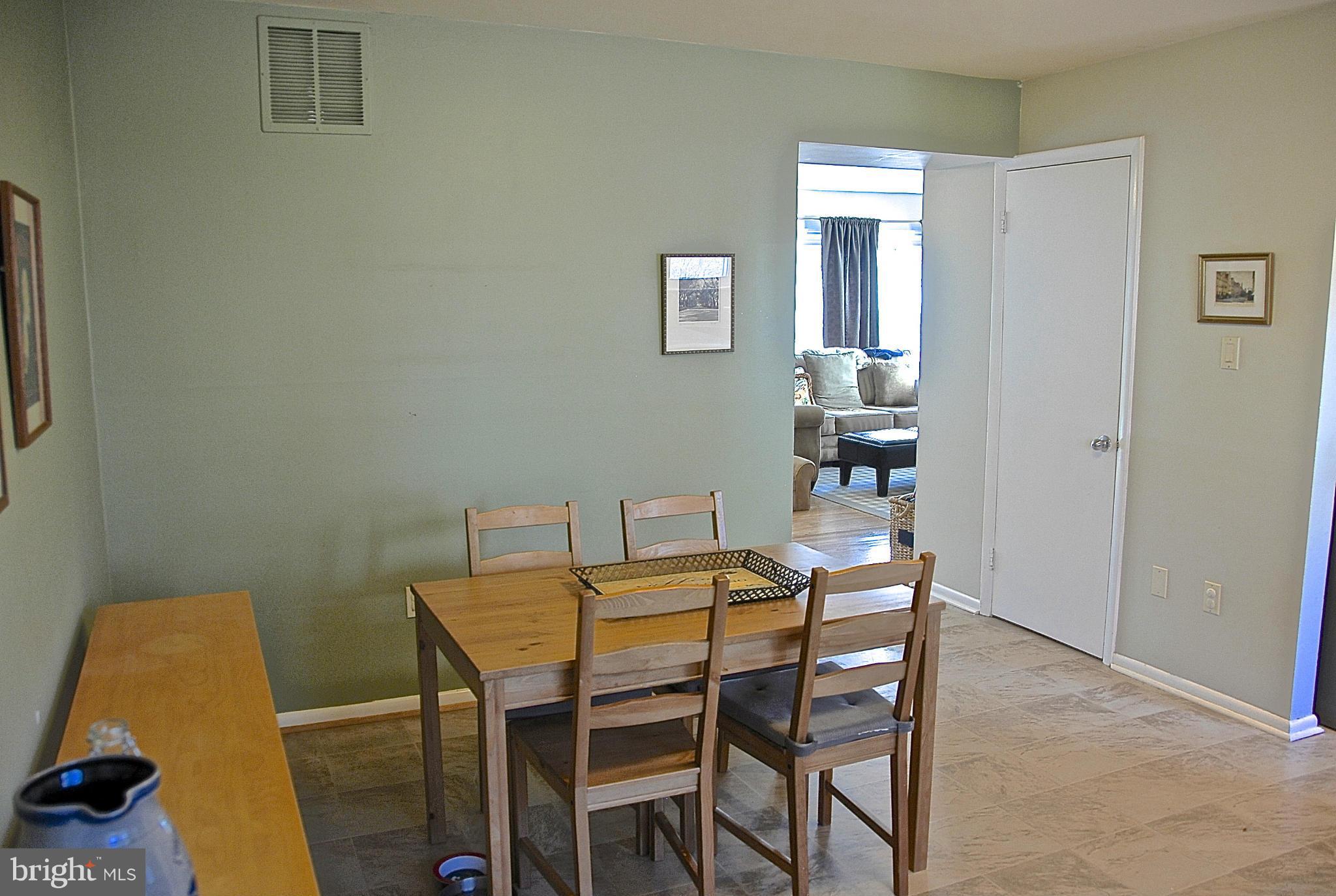 1478 Roundleaf Court Reston, VA 20190 - Photo 5 of 17 Eat-in Kitchen