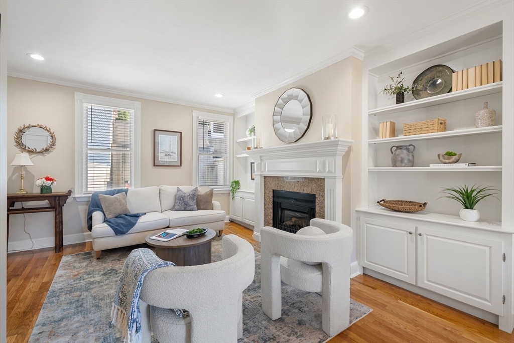 11 Wall Street Boston, MA 02129 - Photo 3 of 33 a living room with furniture and a fireplace