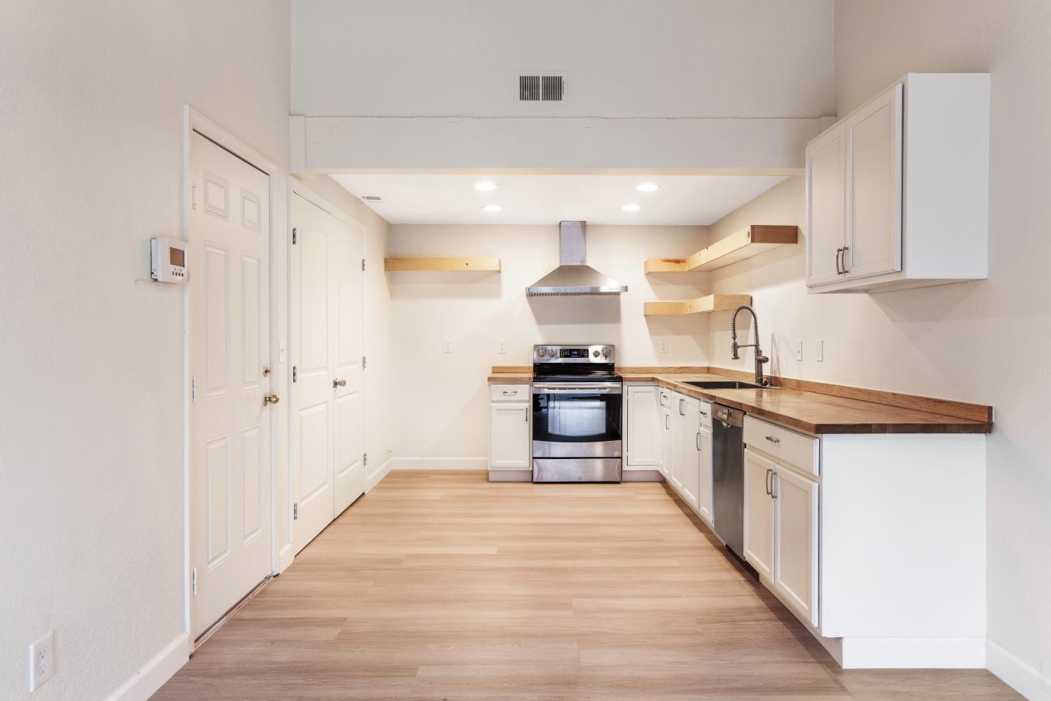 8355 Deville Oaks Way Citrus Heights, CA 95621 - Photo 3 of 24