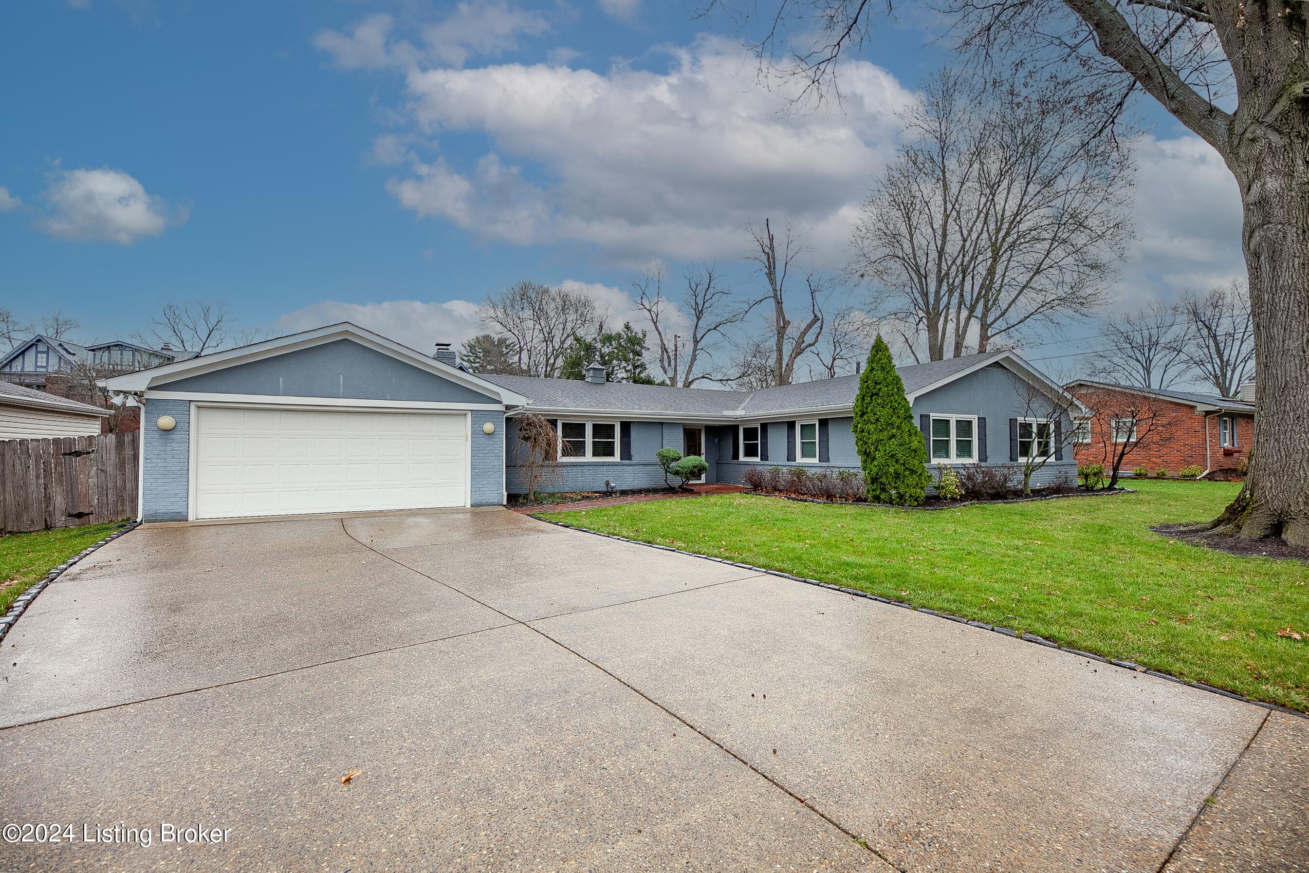 Plenty of driveway space