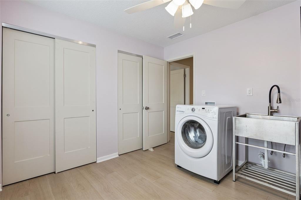 525 South Conway Road, Unit 202 Orlando, FL 32807 - Photo 18 of 34 a utility room with dryer and washer