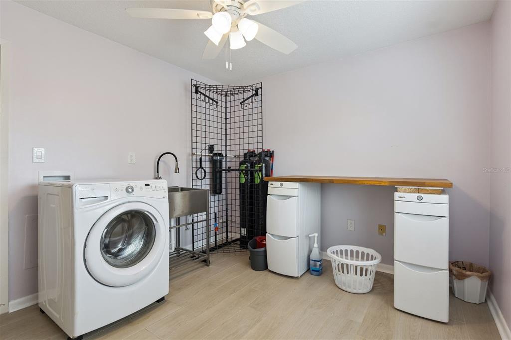 525 South Conway Road, Unit 202 Orlando, FL 32807 - Photo 19 of 34 a utility room with dryer and washer