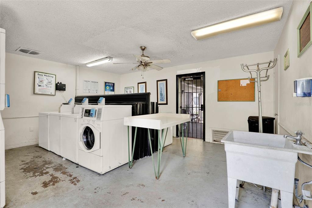 525 South Conway Road, Unit 202 Orlando, FL 32807 - Photo 31 of 34 a view of kitchen with breakfast area