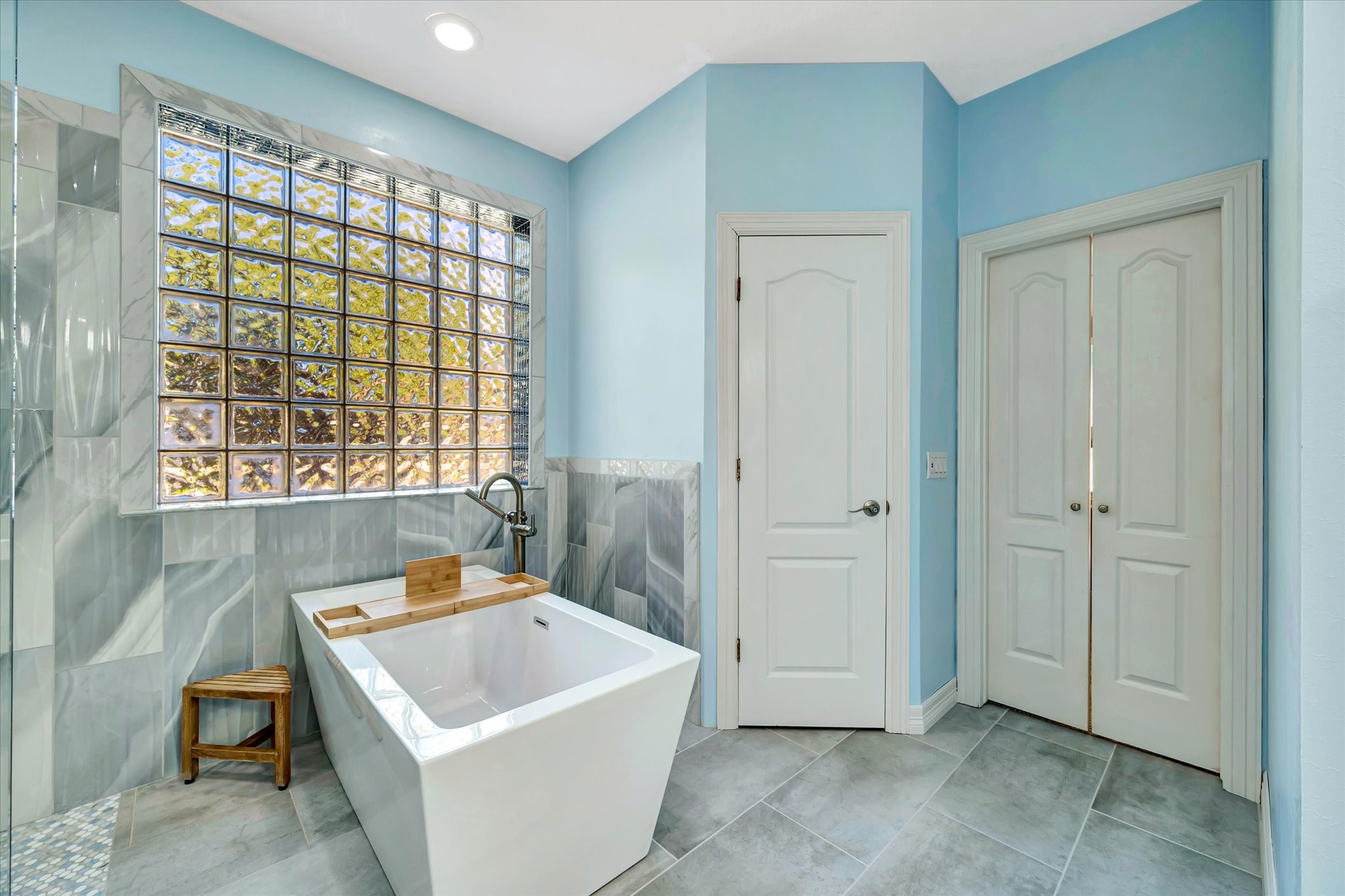 14934 Wilderness Cliff Court Houston, TX 77062 - Photo 33 of 50 a bathroom with a tub and shower