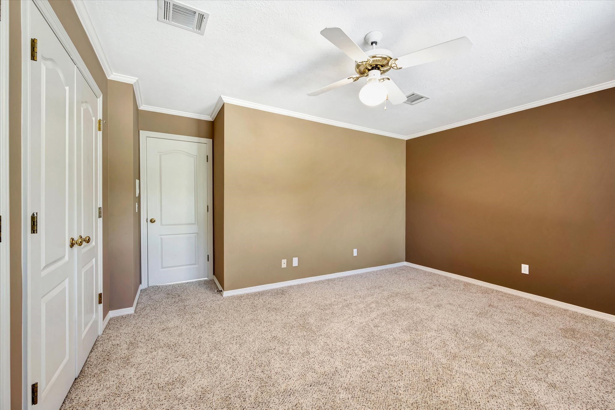 14934 Wilderness Cliff Court Houston, TX 77062 - Photo 46 of 50 an empty room with closet and a chandelier fan
