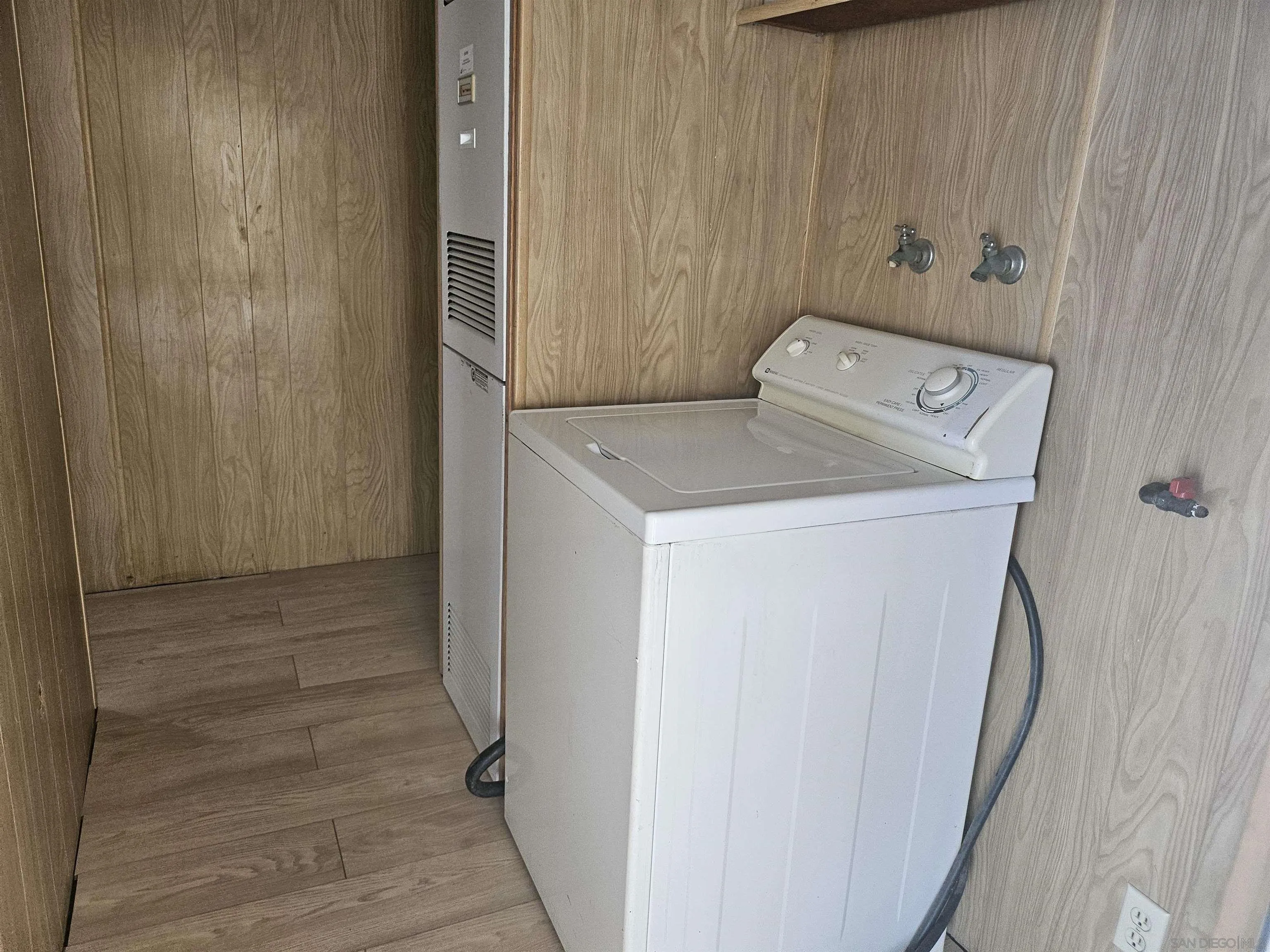 152 Roadrunner Lane Oceanside, CA 92057 - Photo 11 of 11 a utility room with dryer and washer