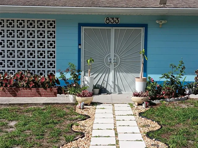 a view of a backyard