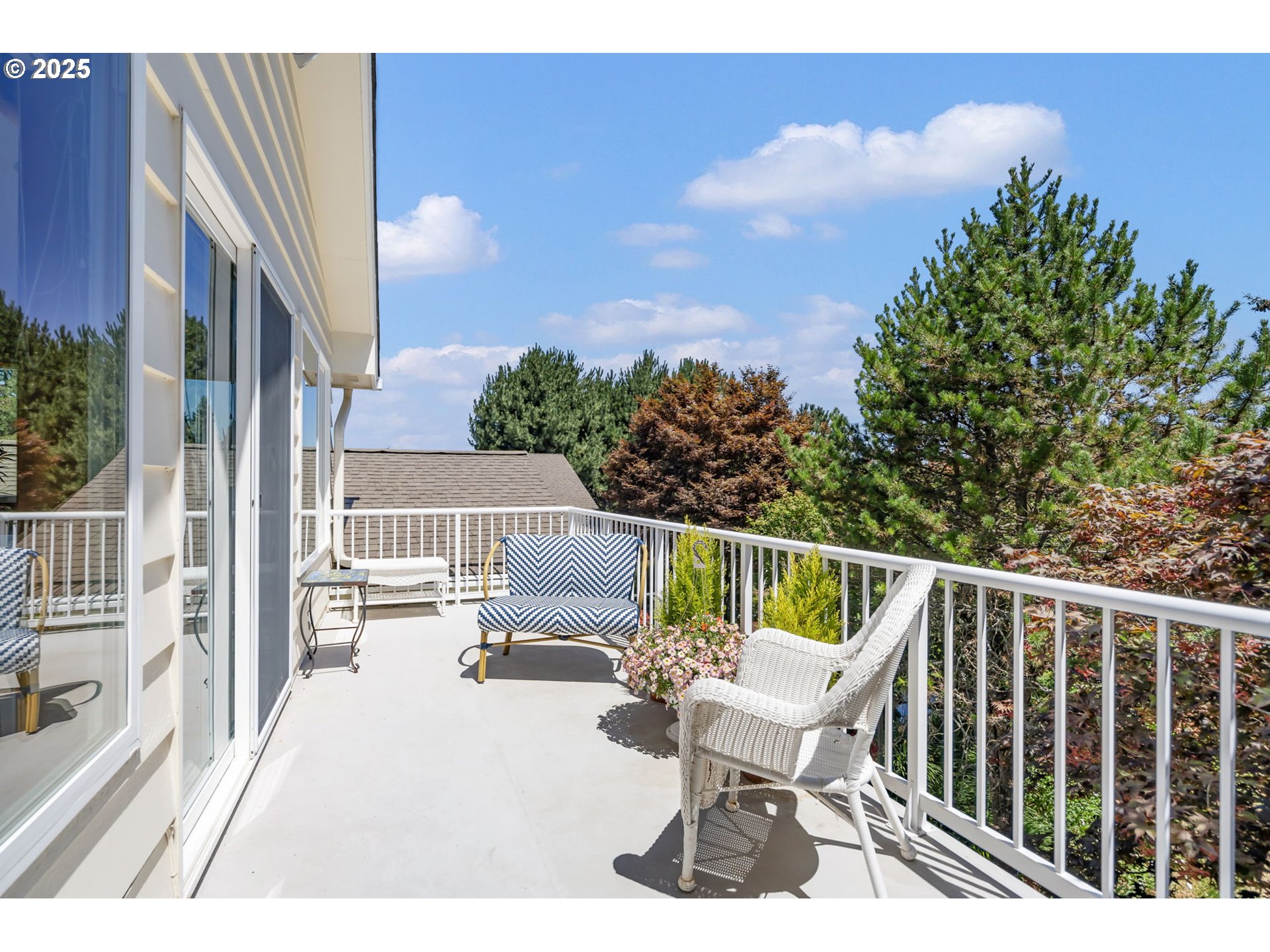 19117 Northeast 29th Avenue Ridgefield, WA 98642 - Photo 35 of 48 a view of balcony with chairs and wooden fence