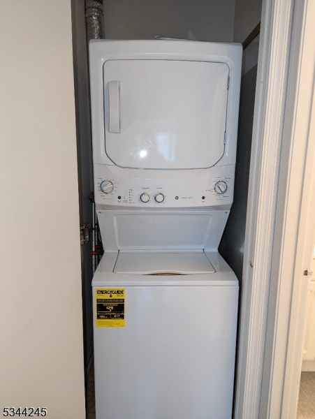 13 Hyde Court Bedminster, NJ 07921 - Photo 12 of 14 a utility room with dryer and washer
