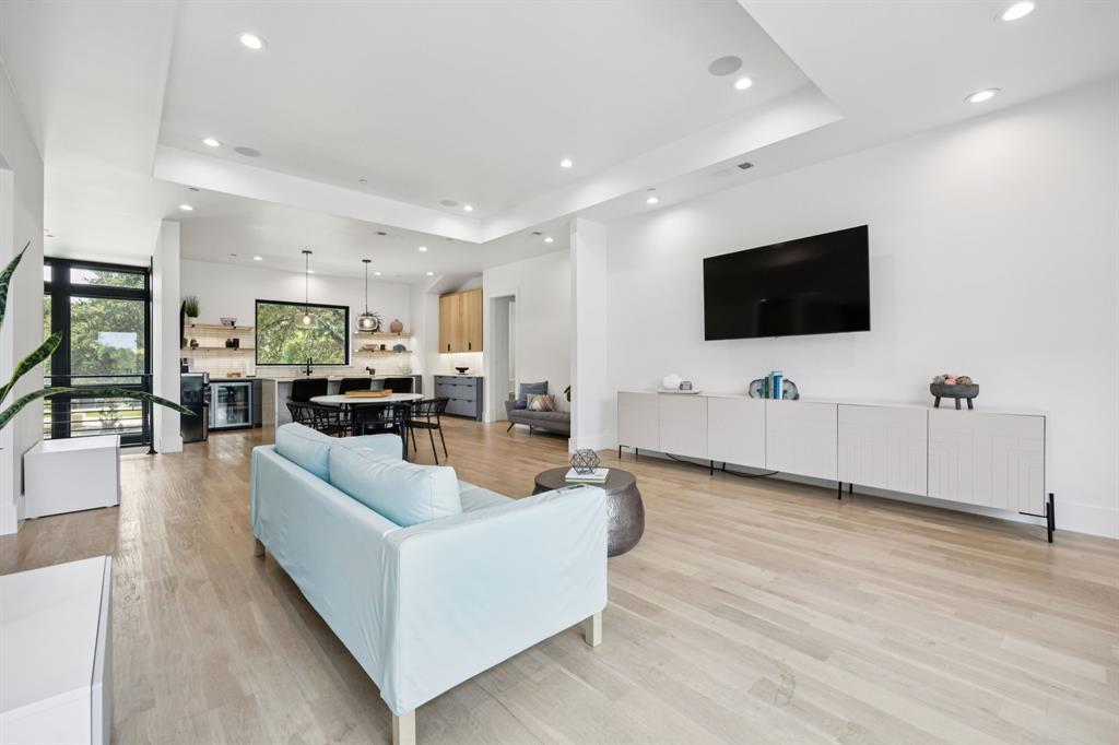 1006 Quail Run Road Southlake, TX 76092 - Photo 26 of 40 a living room with furniture and a flat screen tv