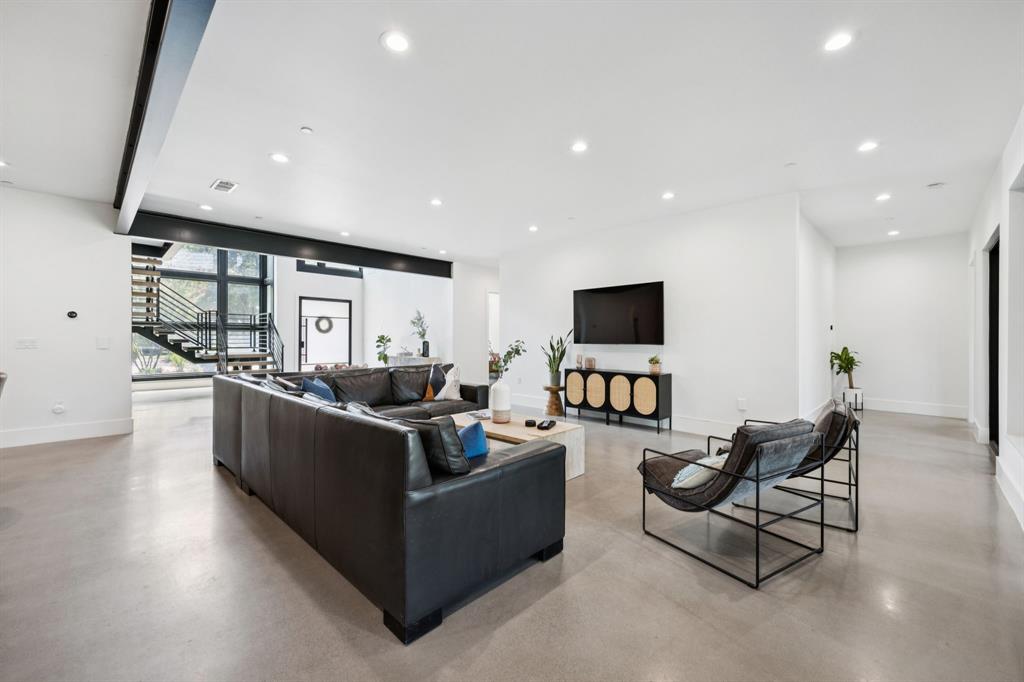 1006 Quail Run Road Southlake, TX 76092 - Photo 5 of 40 a living room with furniture and a flat screen tv