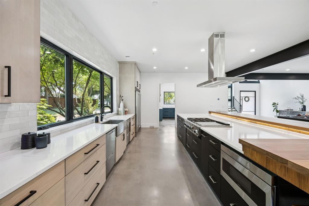 1006 Quail Run Road Southlake, TX 76092 - Photo 7 of 40 a large kitchen with stainless steel appliances lots of counter space and a sink