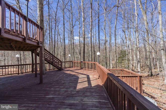 1704 Besley Road Vienna, VA 22182 - Photo 22 of 30 Deck