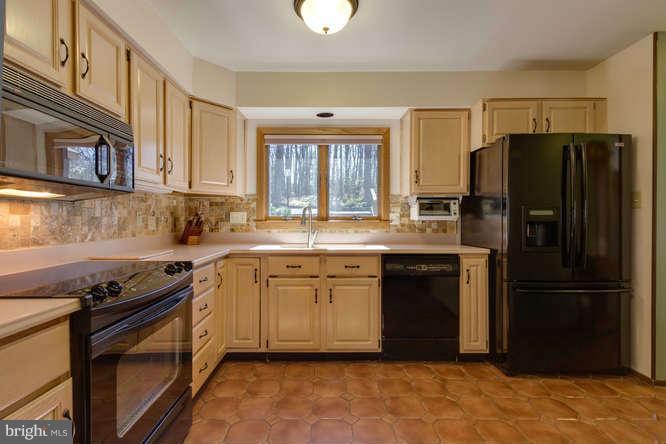1704 Besley Road Vienna, VA 22182 - Photo 9 of 30 Kitchen