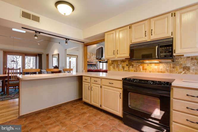 1704 Besley Road Vienna, VA 22182 - Photo 10 of 30 Kitchen