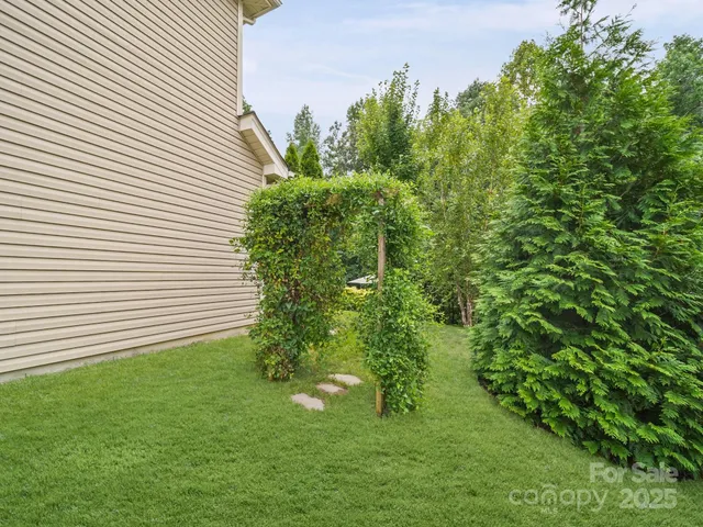 a view of a back yard