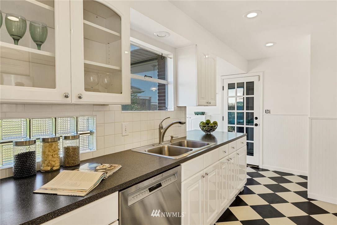 3905 Southwest 109th Street Seattle, WA 98146 - Photo 9 of 27 Gallery Image 9