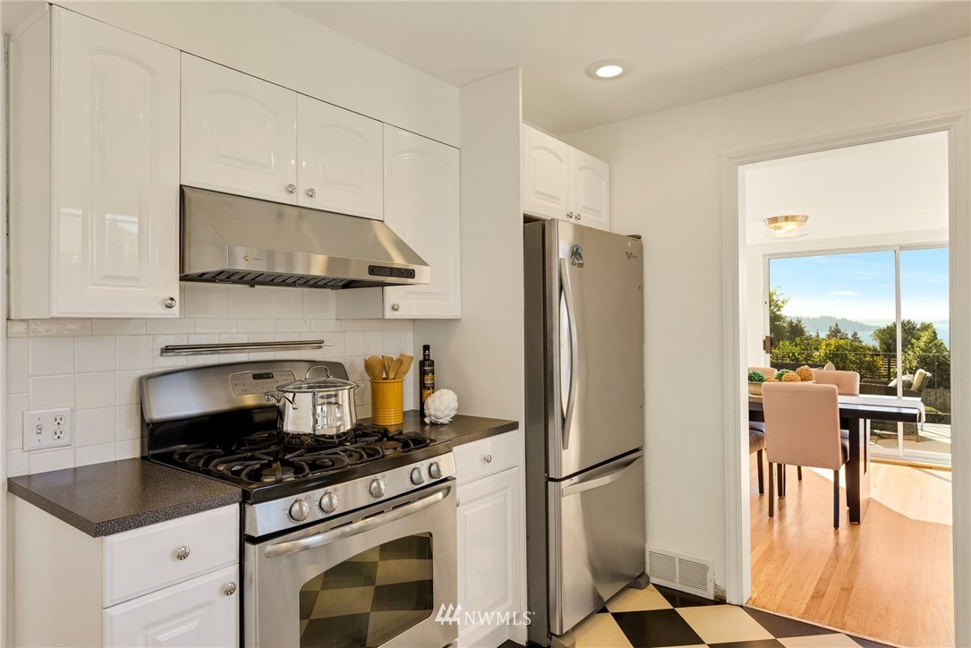 3905 Southwest 109th Street Seattle, WA 98146 - Photo 10 of 27 Gallery Image 10
