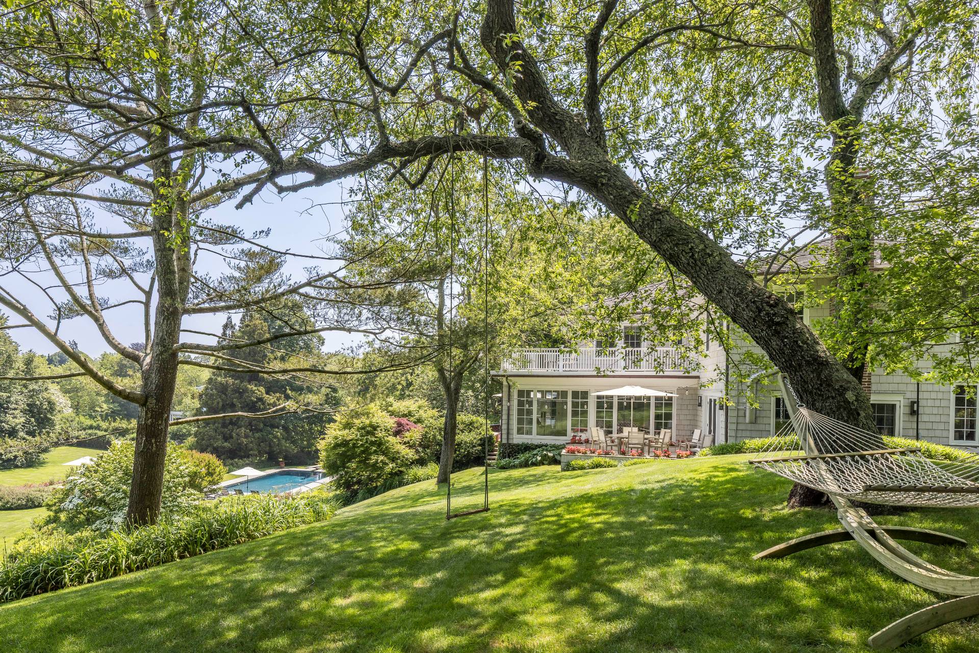 17 Apaquogue Road East Hampton, NY 11937 - Photo 34 of 37 a backyard of a house with table and chairs
