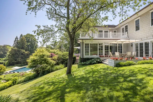 a view of an house with backyard space and balcony