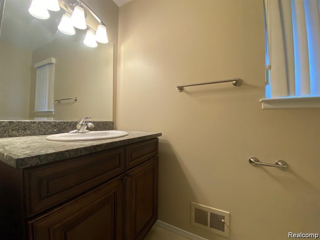 28129 Franklin Road, Unit 112 Southfield, MI 48034 - Photo 7 of 9 Gallery Image 7