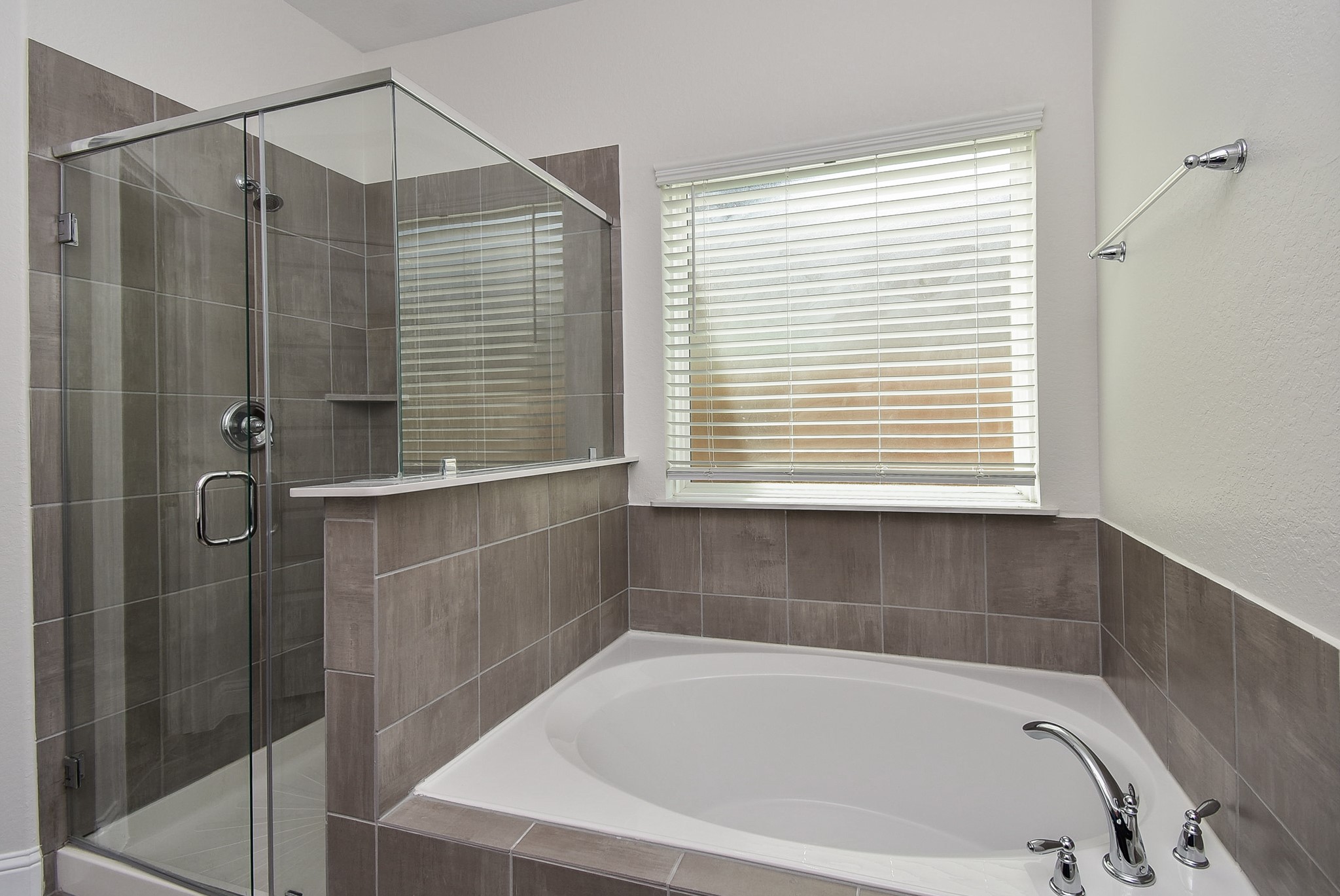 7230 Toluca Drive Rosharon, TX 77583 - Photo 13 of 27 a bathroom with a bathtub and shower