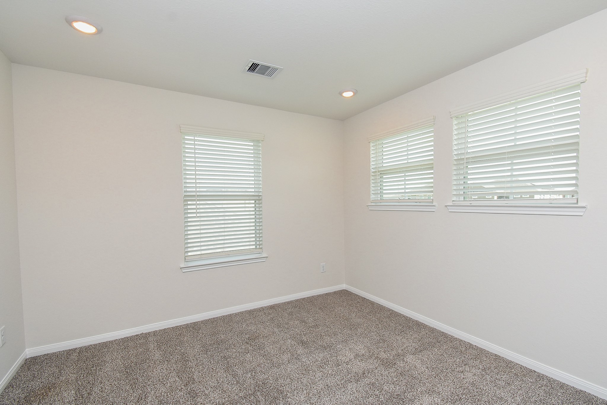7230 Toluca Drive Rosharon, TX 77583 - Photo 16 of 27 an empty room with a window