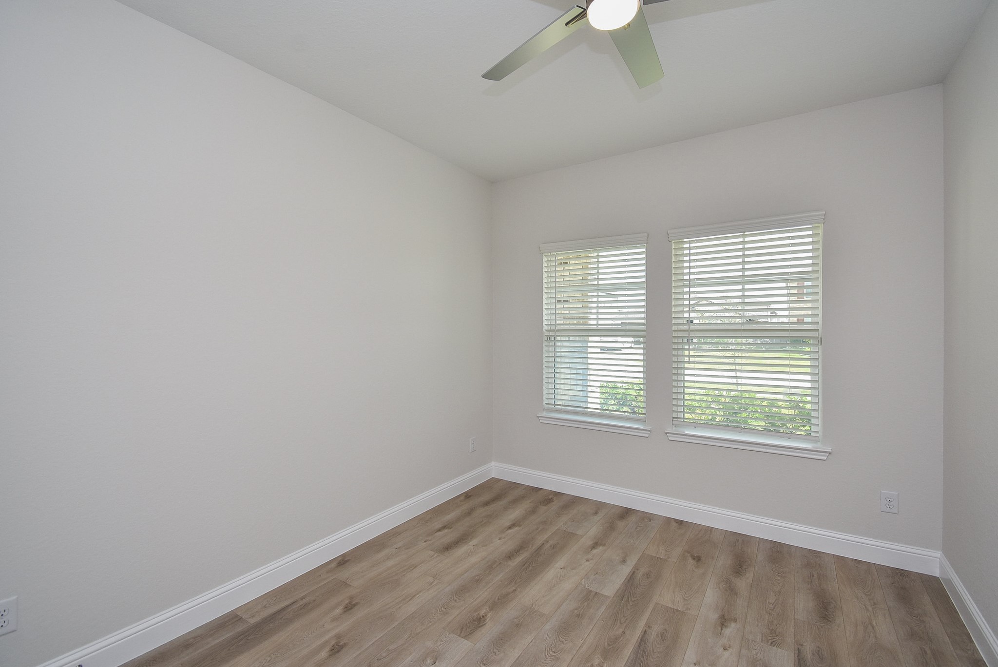 7230 Toluca Drive Rosharon, TX 77583 - Photo 20 of 27 an empty room with a window and a fan