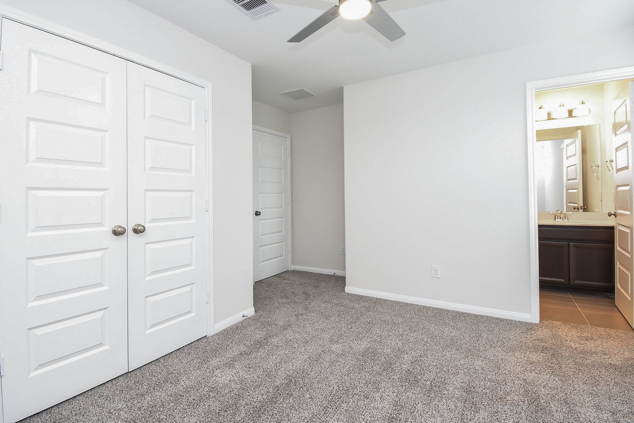 7230 Toluca Drive Rosharon, TX 77583 - Photo 21 of 27 an empty room with a bathroom