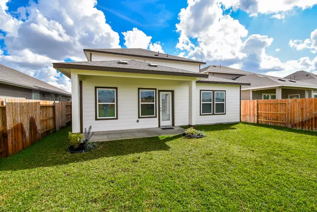 a view of a house with backyard and garden