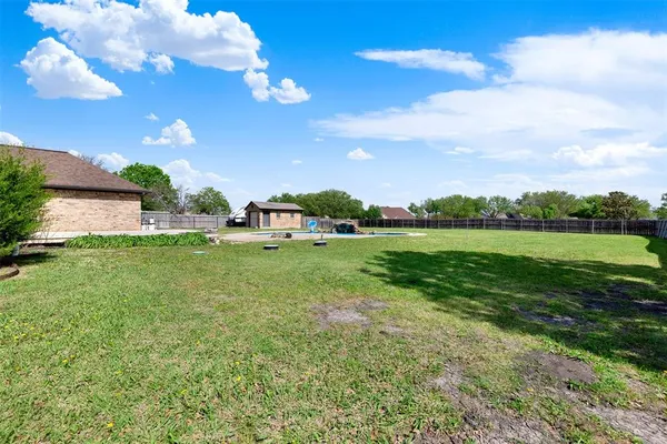 $549,900 | 1201 East Oaklawn Drive, Talty, TX 75160