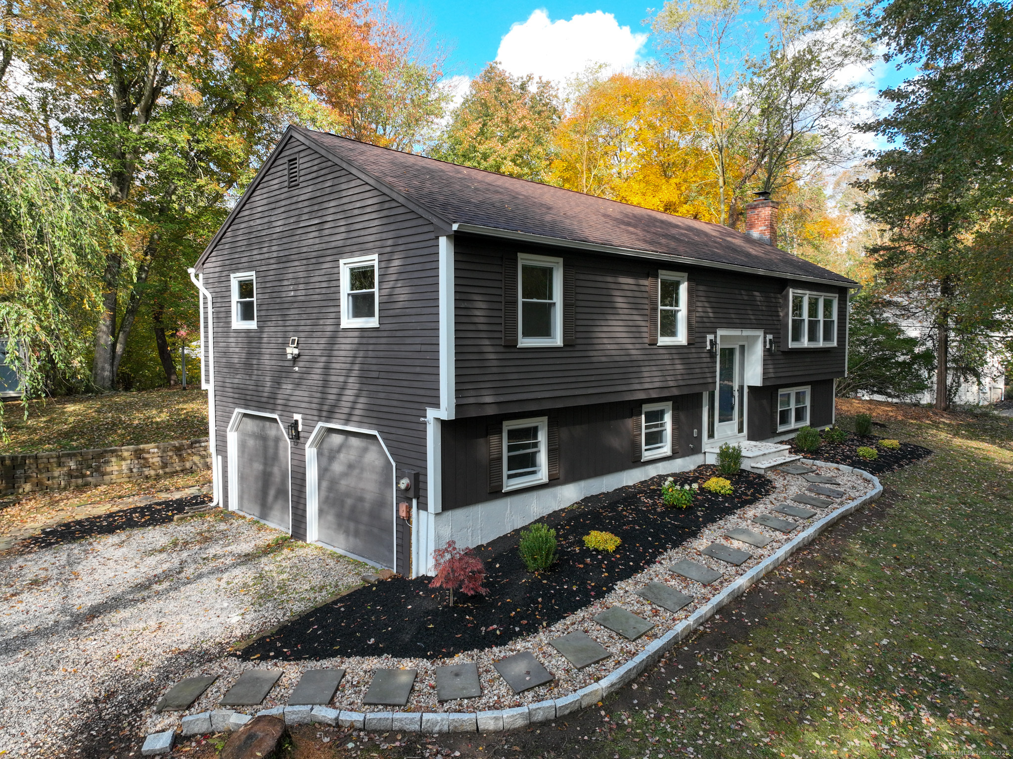 9 Old Farms Road Madison, CT 06443 - Photo 4 of 36 a front view of a house with garden