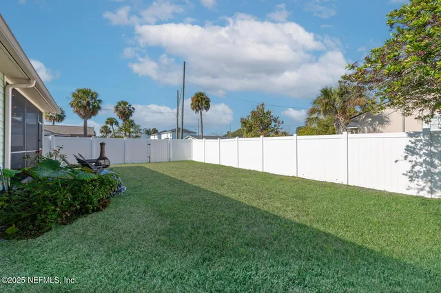 a view of a back yard