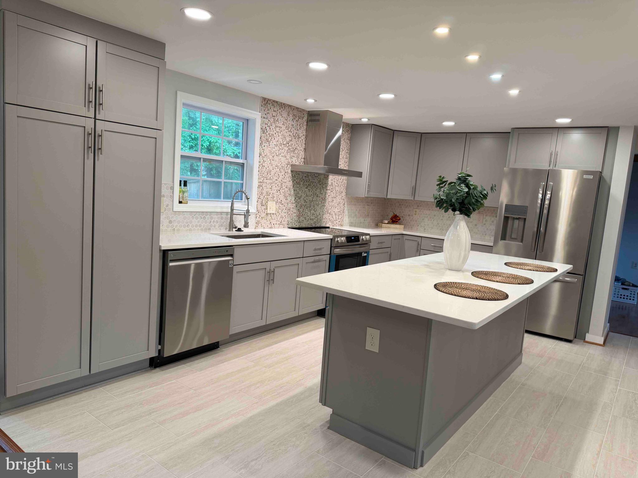 2283 Dosinia Court Reston, VA 20191 - Photo 4 of 27 Kitchen