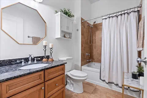 $650,000 | 1821 North Milwaukee Avenue, Unit 401, Chicago, IL 60647