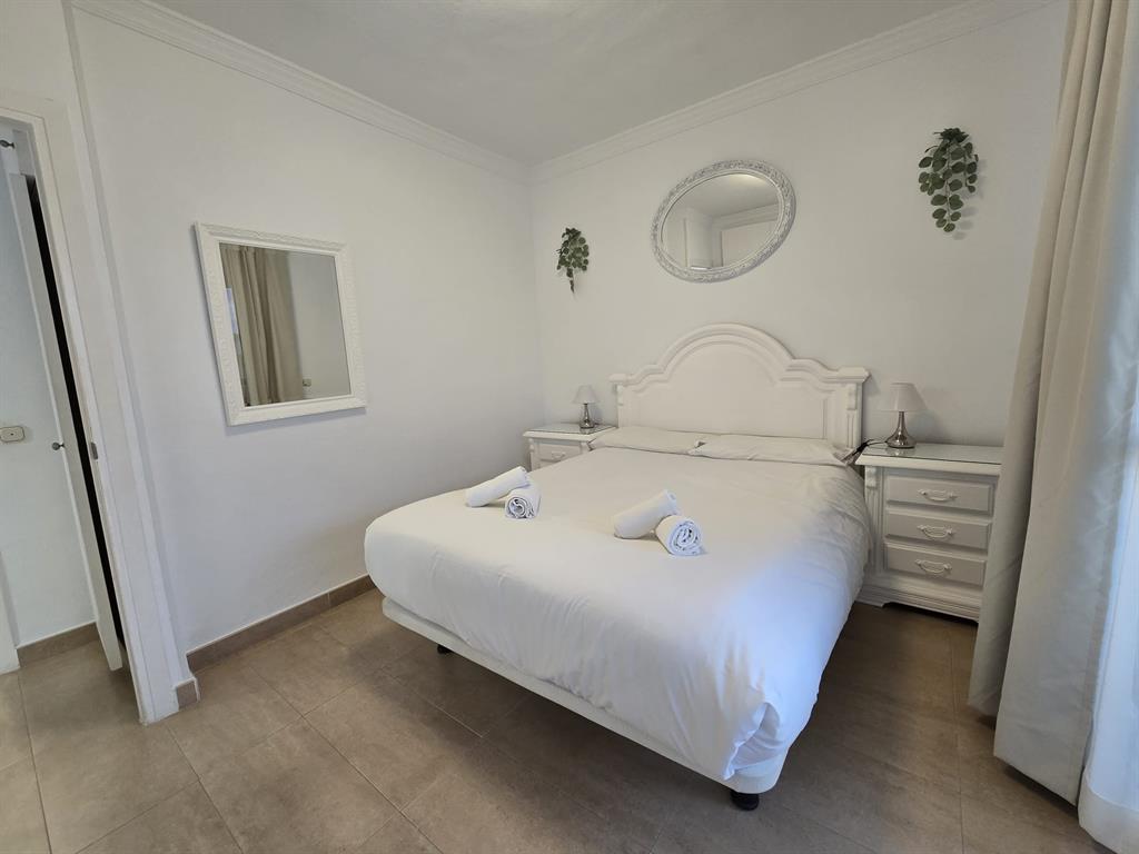 Benalmadena-malaga Av Del Parque3 Torre1 Planta7, Unit 701 Blackstock, 0 29014 - Photo 22 of 33 a bedroom with a bed and a lamp