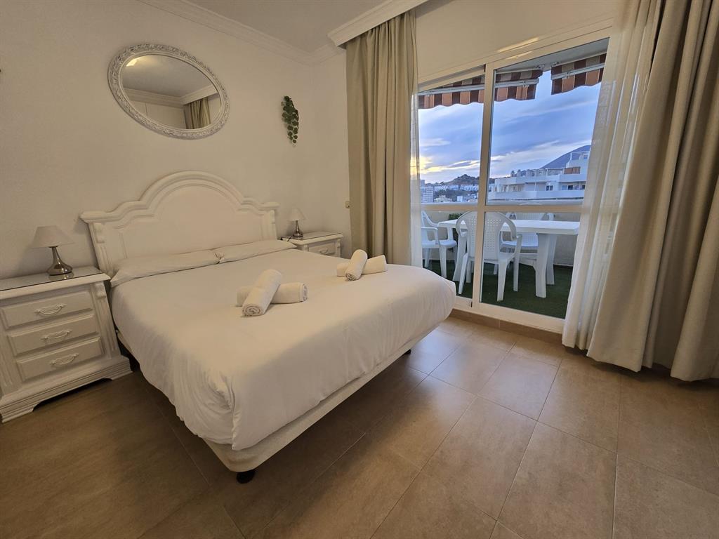 Benalmadena-malaga Av Del Parque3 Torre1 Planta7, Unit 701 Blackstock, 0 29014 - Photo 24 of 33 a spacious bedroom with a bed and a large window