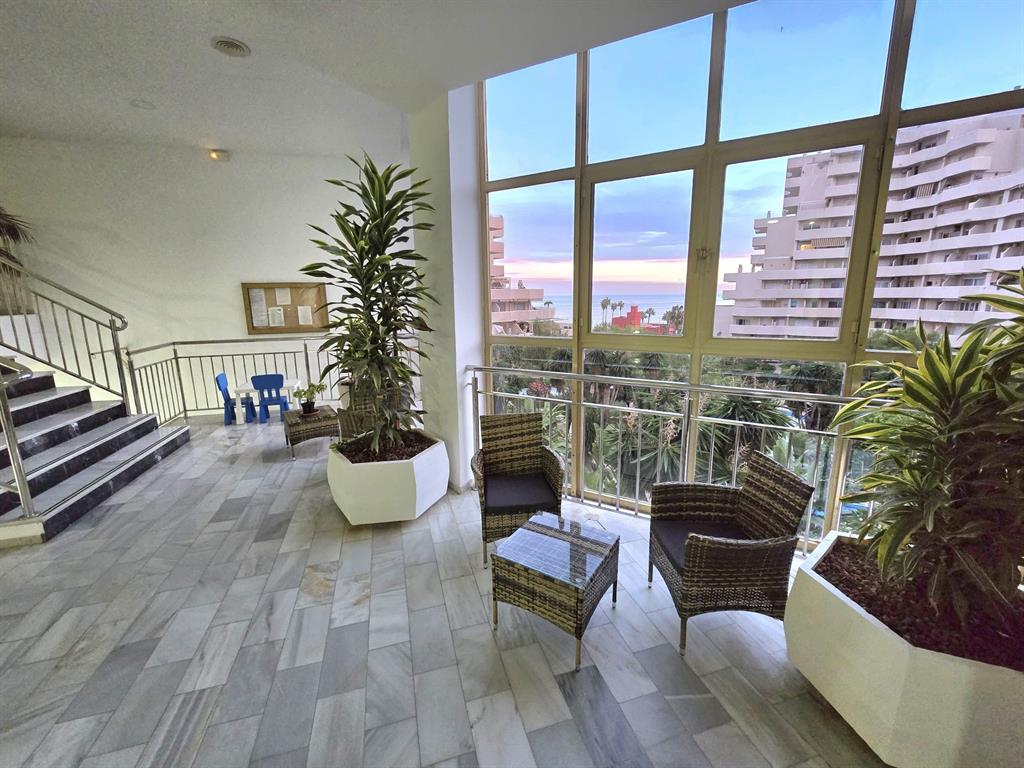 Benalmadena-malaga Av Del Parque3 Torre1 Planta7, Unit 701 Blackstock, 0 29014 - Photo 7 of 33 a living room with furniture and a potted plant