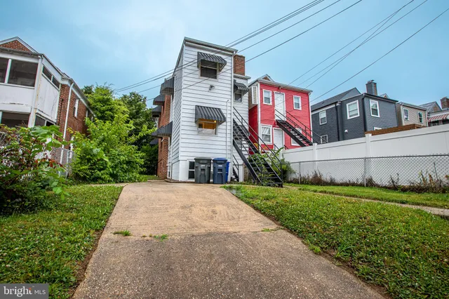 a front view of house with yard
