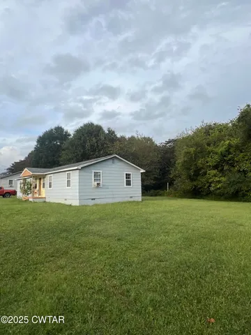 a view of a yard in front of the house